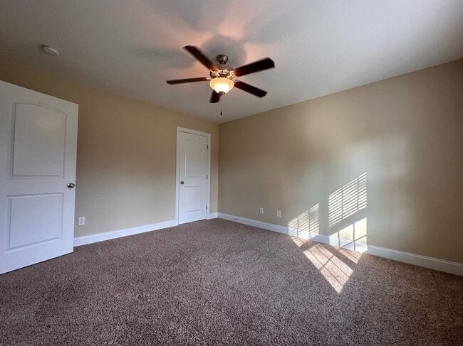 Building Photo - Perfect on Pineflat!