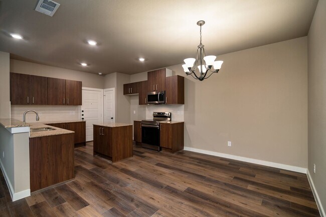 Building Photo - GORGEOUS 3 BEDROOM DUPLEX LOCATED IN MIDLO...