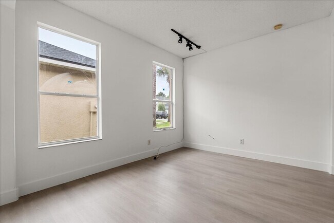Building Photo - Stunning 4-Bedroom Lakefront Pool Home in ...