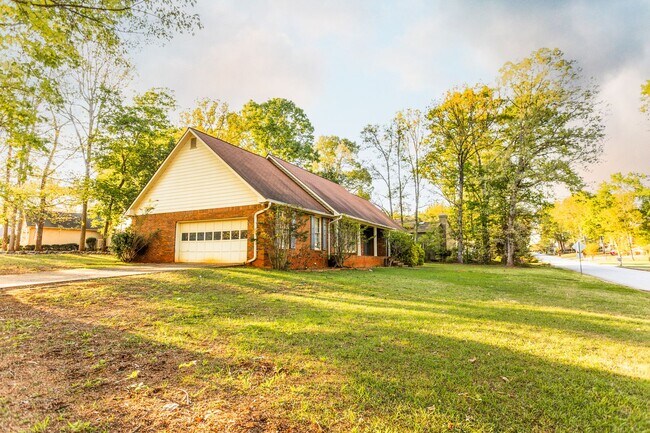 Building Photo - 3301 Sams Way SE