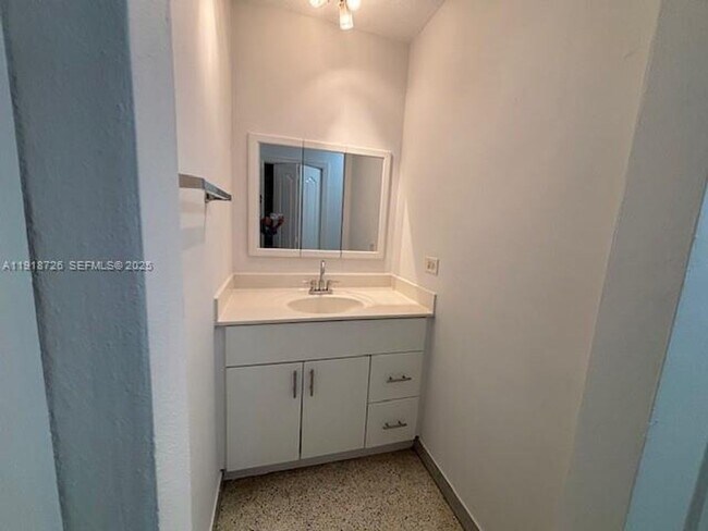 Building Photo - 3652 SW 22nd Terrace