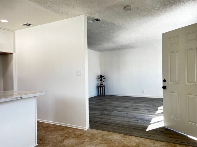Building Photo - 7631 Amazon Dr