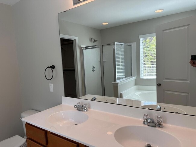 Building Photo - 450 Delmont Dr