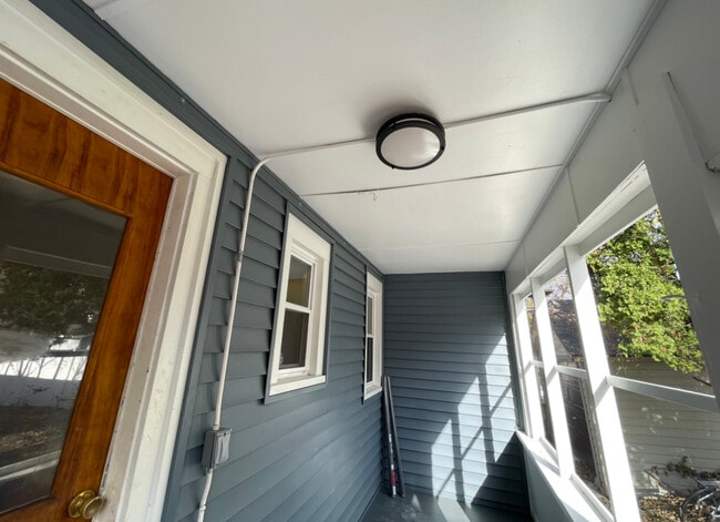 Building Photo - 2049 E Washington Ave