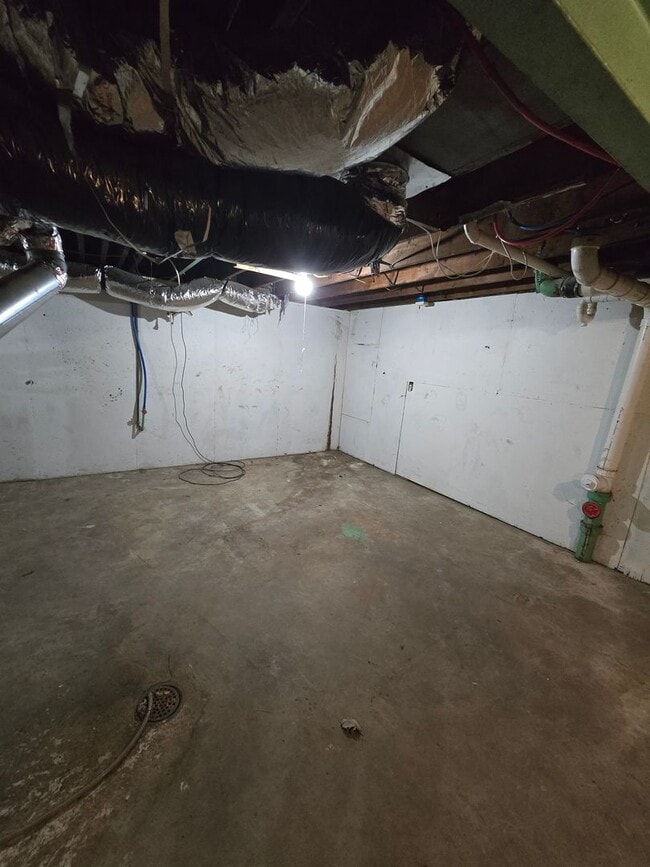 Building Photo - Renovated Duplex ready now