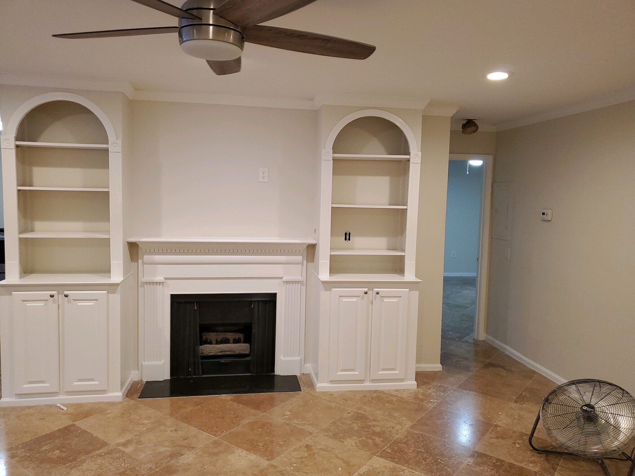 Living Room Bookcases, Fan/light, free basic cable - 25116 Plantation Dr NE