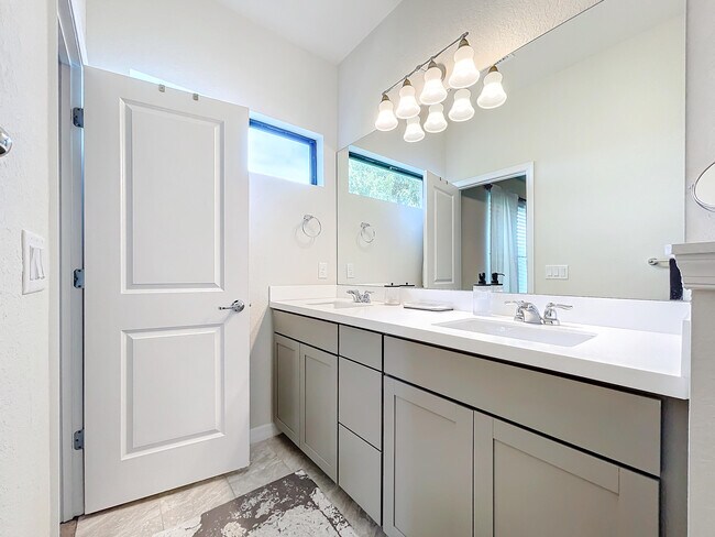 Building Photo - 2757 Troubadour St
