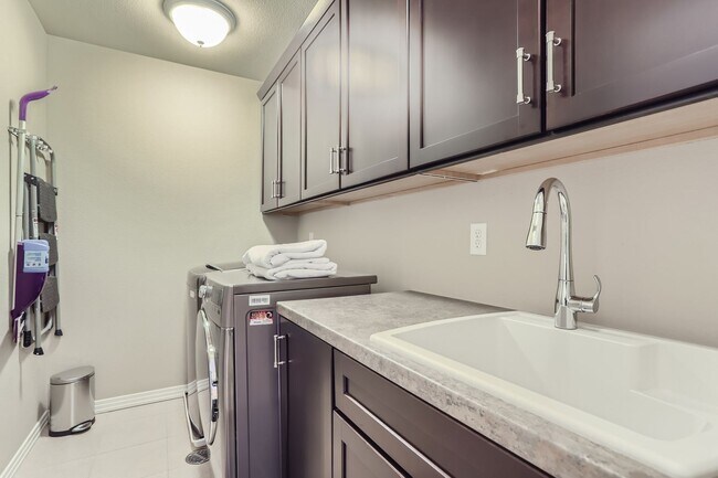 Building Photo - Spacious 2BDR Modern Townhome in Louisville