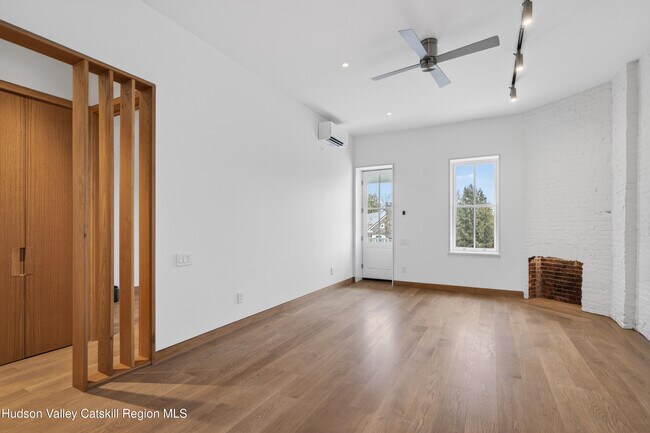 Building Photo - 316 Wall St