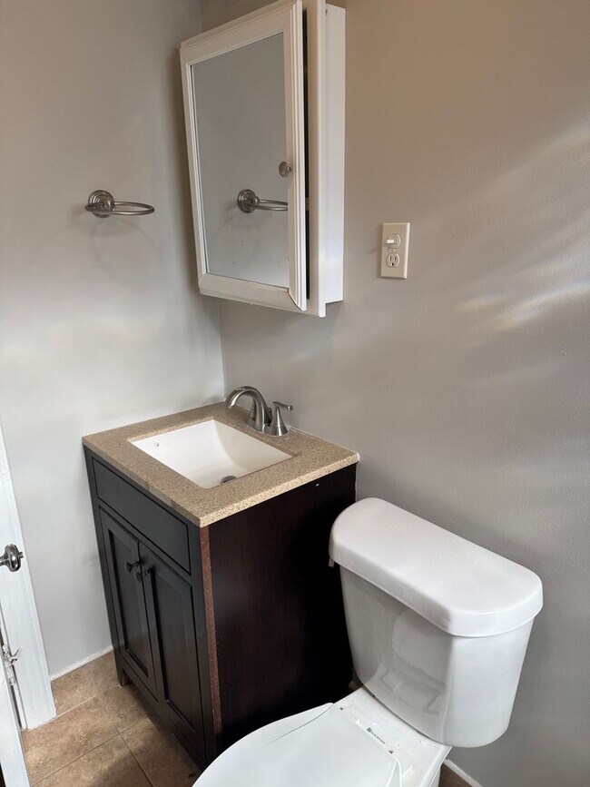 Building Photo - Great Price and location!