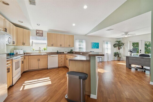Building Photo - 5840 Mariposa Dr