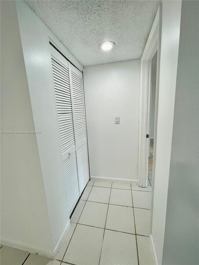 Building Photo - 2209 S Cypress Bend Dr