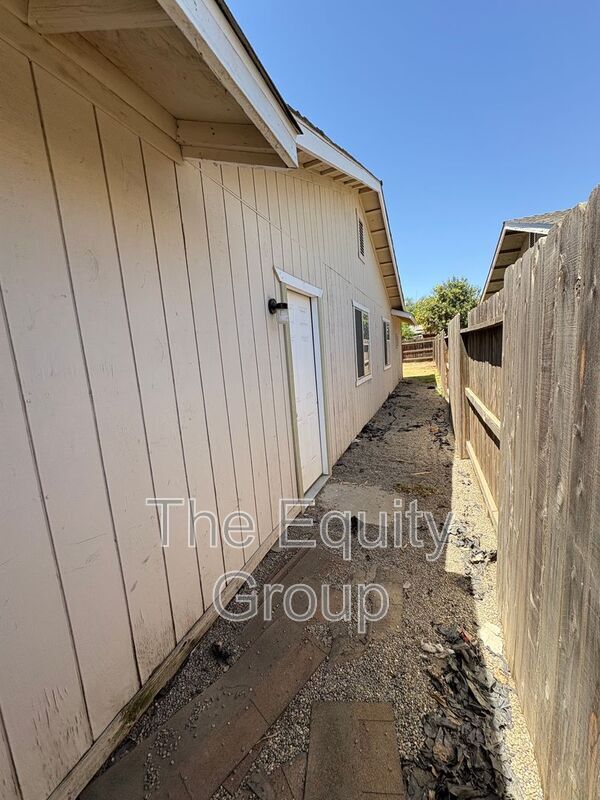 Building Photo - 869 Belmont St