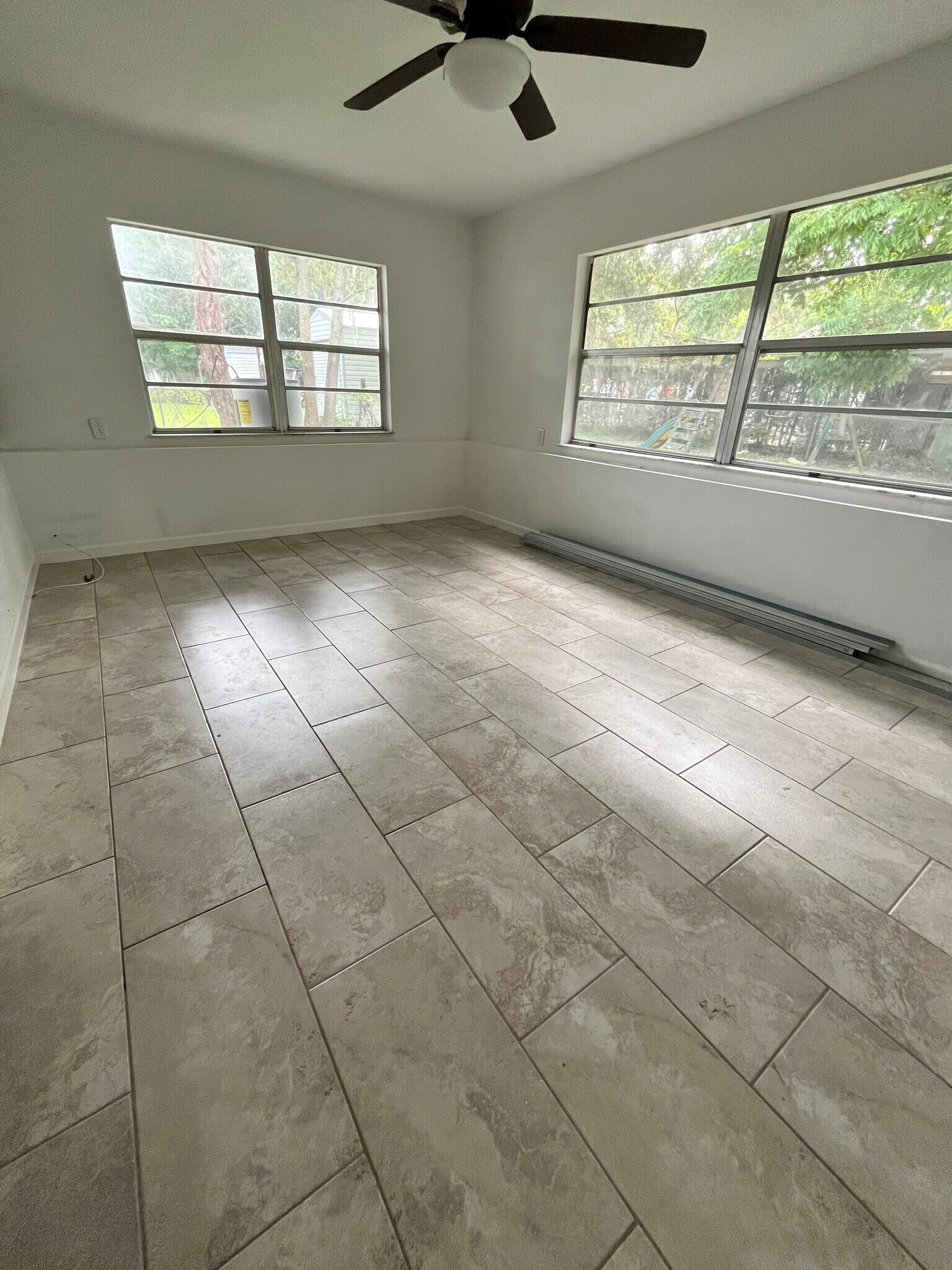 Building Photo - 905 N Crystal Ter