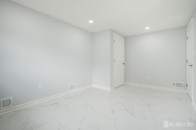 Building Photo - 106 Boulevard W