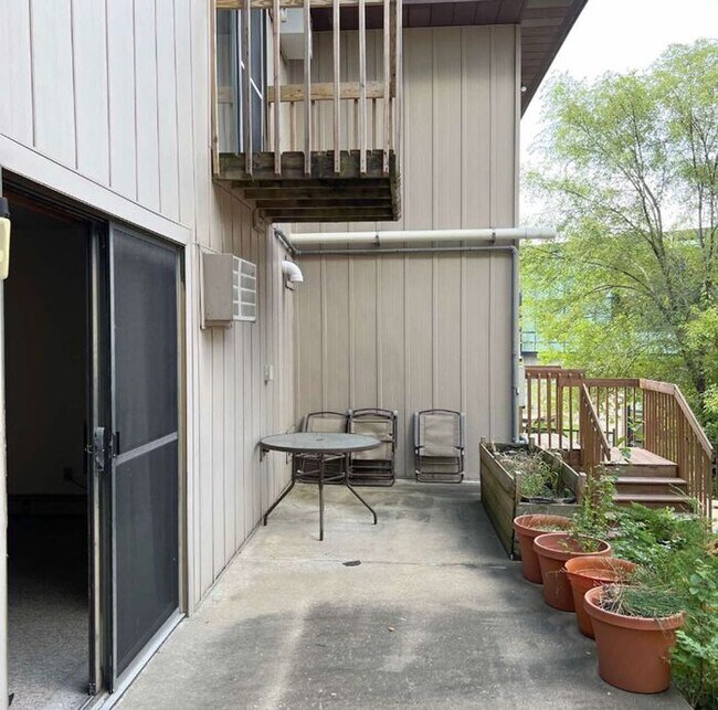 Building Photo - $1025 | 1 Bedroom, 1 Bathroom Condo | Cat ...