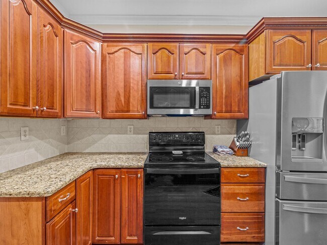 Building Photo - Beauty by the Water!