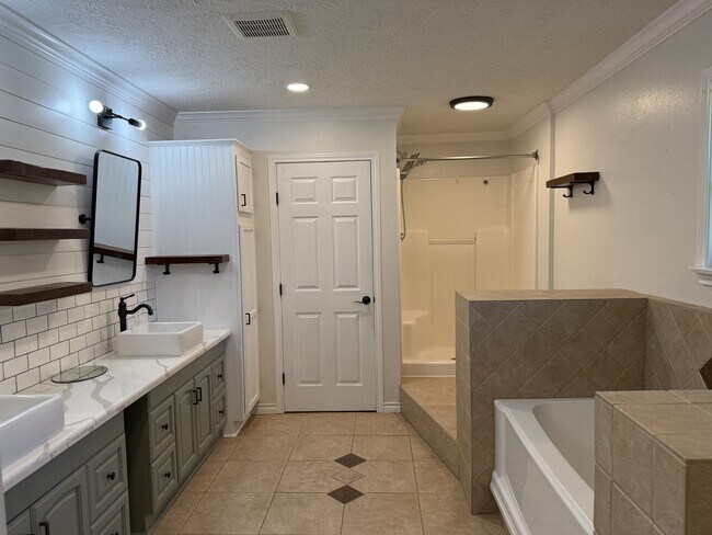 Building Photo - 165 Dogwood Ln