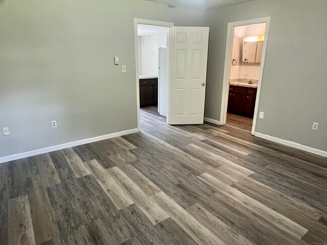 Building Photo - 15 Peggy Ln