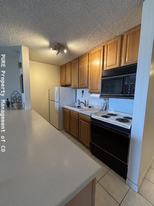 Building Photo - Large furnished studio apartment!