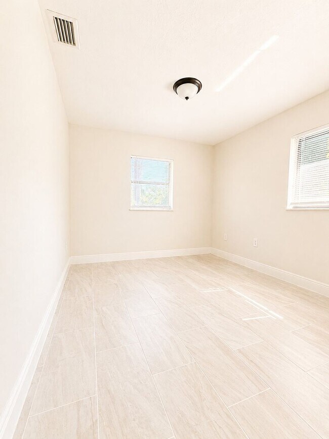 Building Photo - Newly Renovated 3/1 Single Family Home with Bonus room