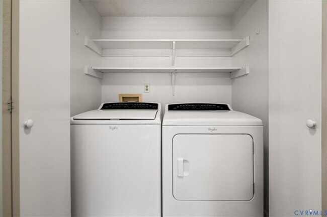 Building Photo - 3 Bedroom Townhome in Henrico!!!