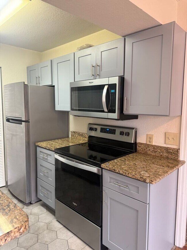 Building Photo - Beautifully remodeled 2/2 condo in Tradewinds, Metrowest!