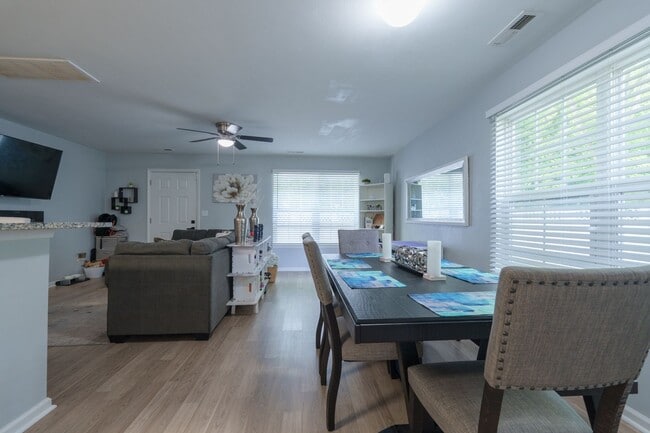 Building Photo - MOVE IN READY 3 Bedroom in the Heart of No...