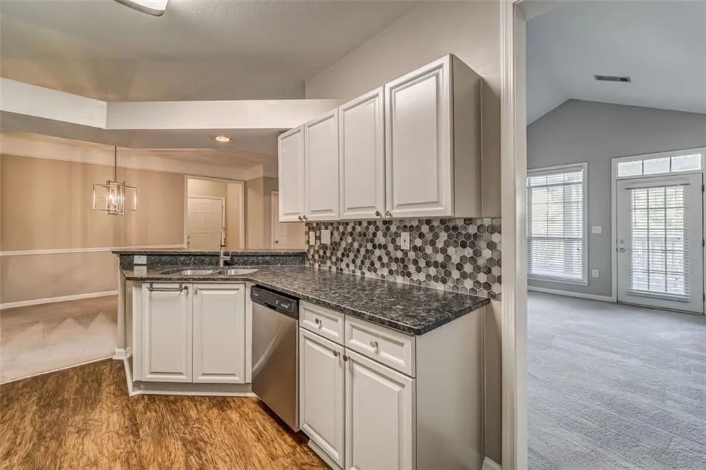 Kitchen - 534 Sandringham Dr