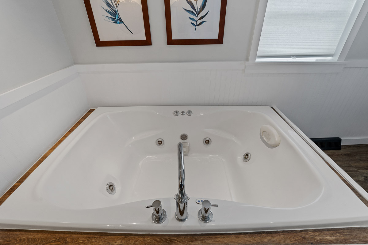 Two Person Jacuzzi - 134 Crescent St