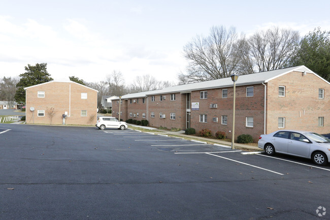 Primary Photo - Hillcrest Apartments