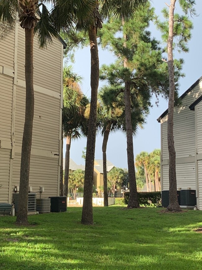 Building Photo - 1956 Lake Atriums Cir