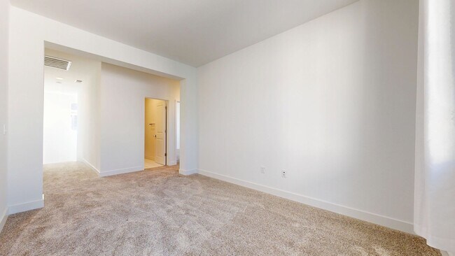 Building Photo - Bright & Beautiful 4 Bedroom 3 Full Bathroom Home!