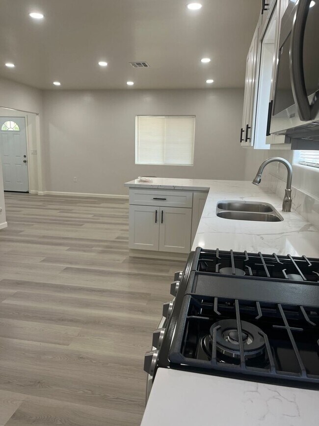 Building Photo - Newly Remodeled Home! MUST SEE!