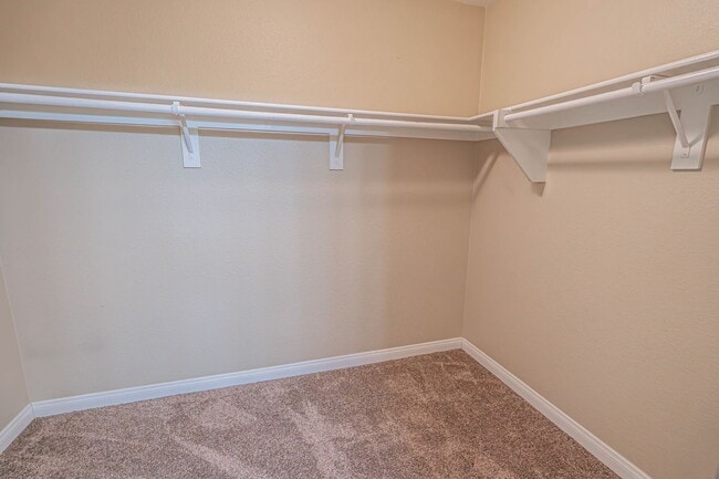 Building Photo - LEASE PENDING! 2 Bedroom Townhome for Rent...