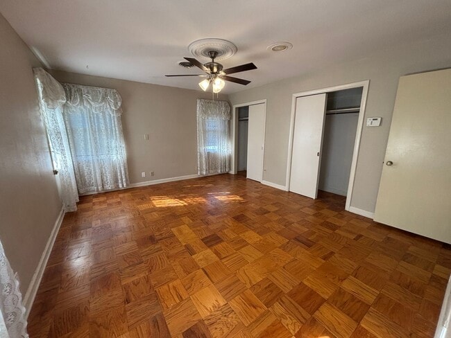 Building Photo - Large home in Brooadmor!