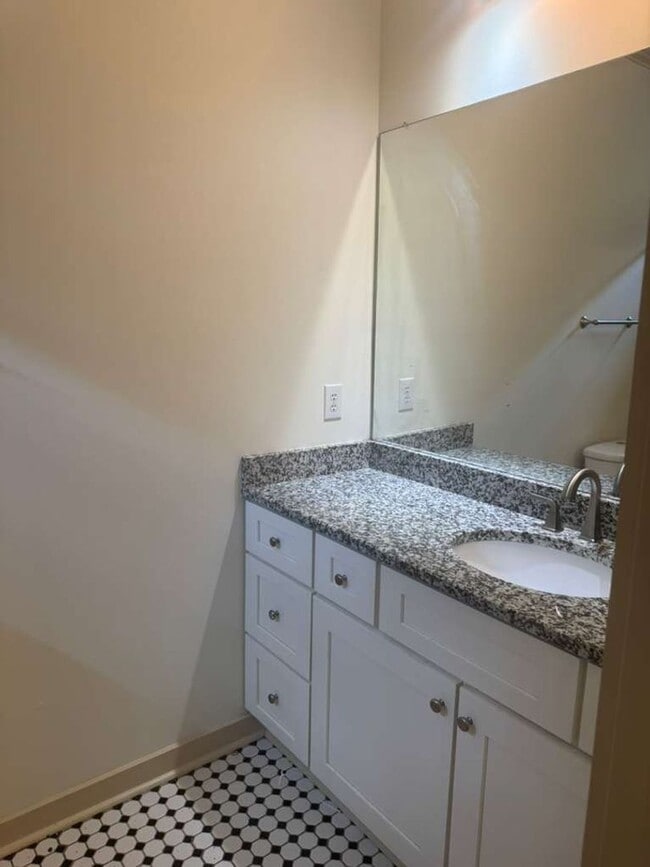 Building Photo - Large 3 Bedroom Townhome with All Appliances Included