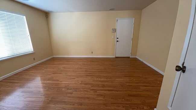 Building Photo - 649 Daffodil Dr
