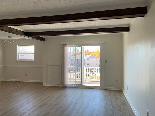 Building Photo - 11 Warren Lodge Ct