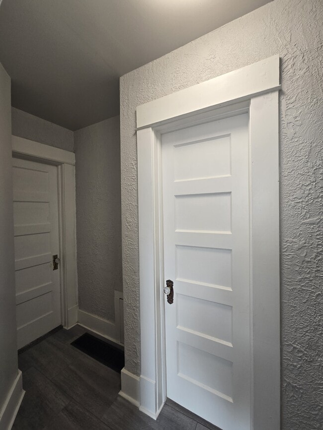 Building Photo - 250 Millwood N