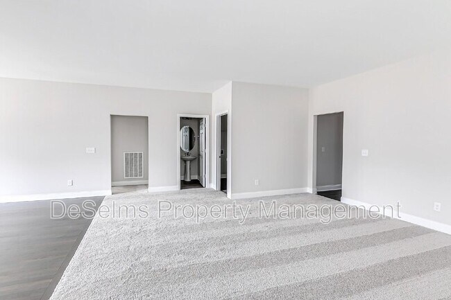 Building Photo - 107 Crabourne Dr