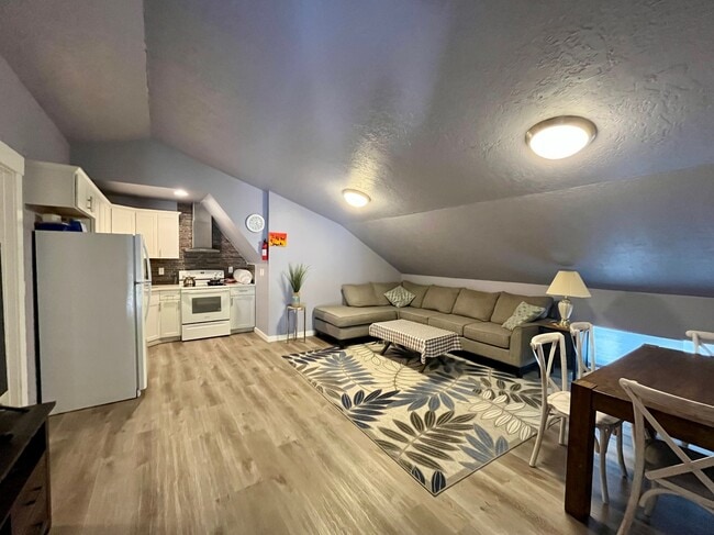 Building Photo - 2716 Syringa Ln