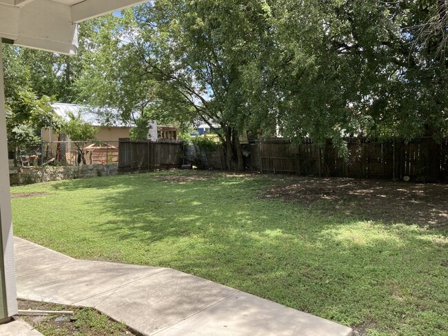 Building Photo - Updated 2 Bedroom Home with Bonus Room and Covered Patio