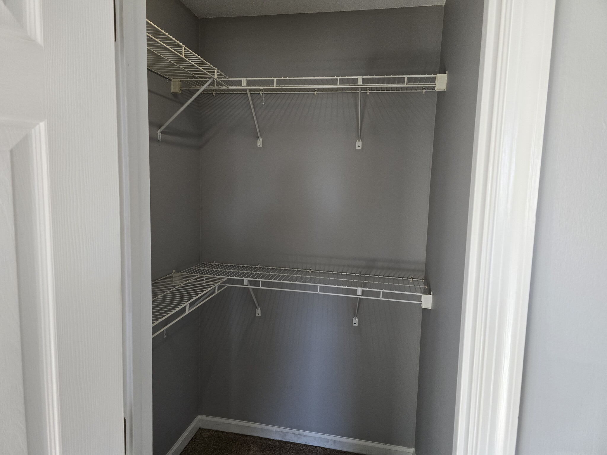 Walk in closet MB - 700 Glendale Dr