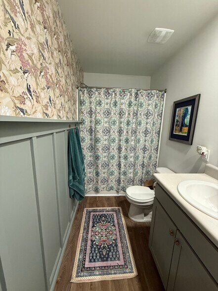 Guest bathroom - 141 Rosefield Ct