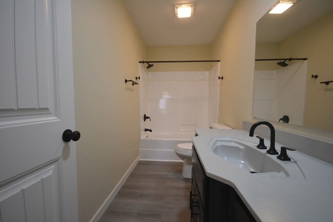 Building Photo - Vine St Duplexes