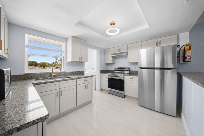 Building Photo - 5454-5456 8th Ave Fort Myers