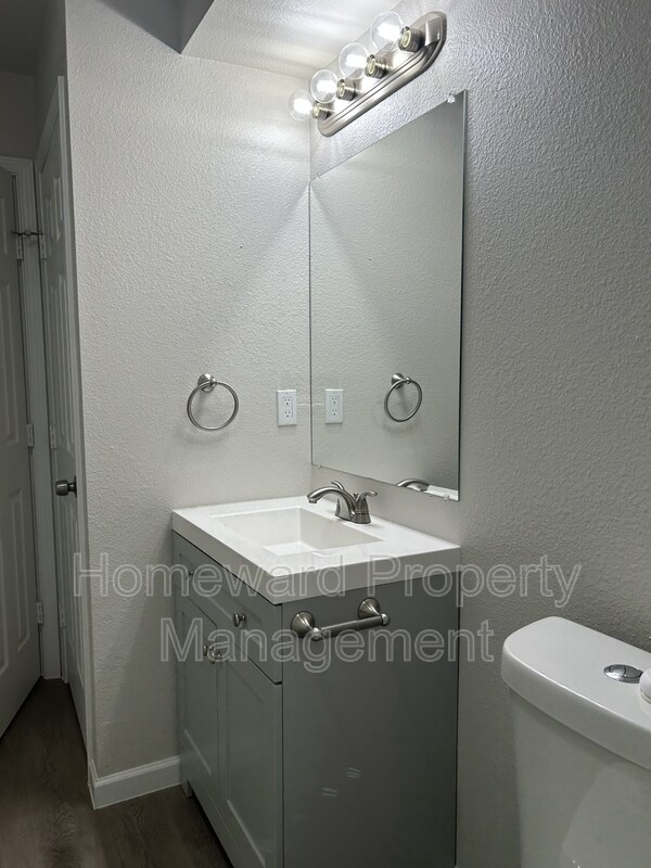 Building Photo - 407 N Justin Ave