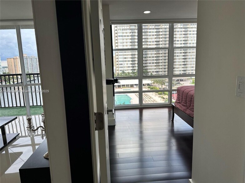 Building Photo - 2017 S Ocean Dr