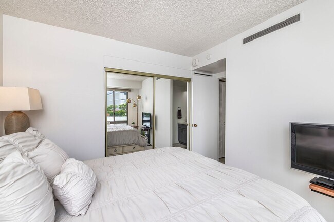 Building Photo - Harbor Square Condo